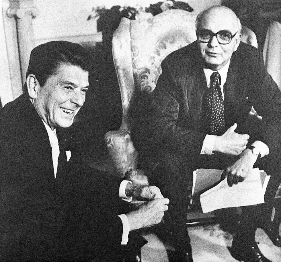 USAs sentralbanksjef Paul Volcker i møte med president Ronald Reagan i Det hvite hus i 1981, året da Volcker satte opp styringsrenten til 20 prosent. Volcker døde 92 år gammel i desember i fjor.