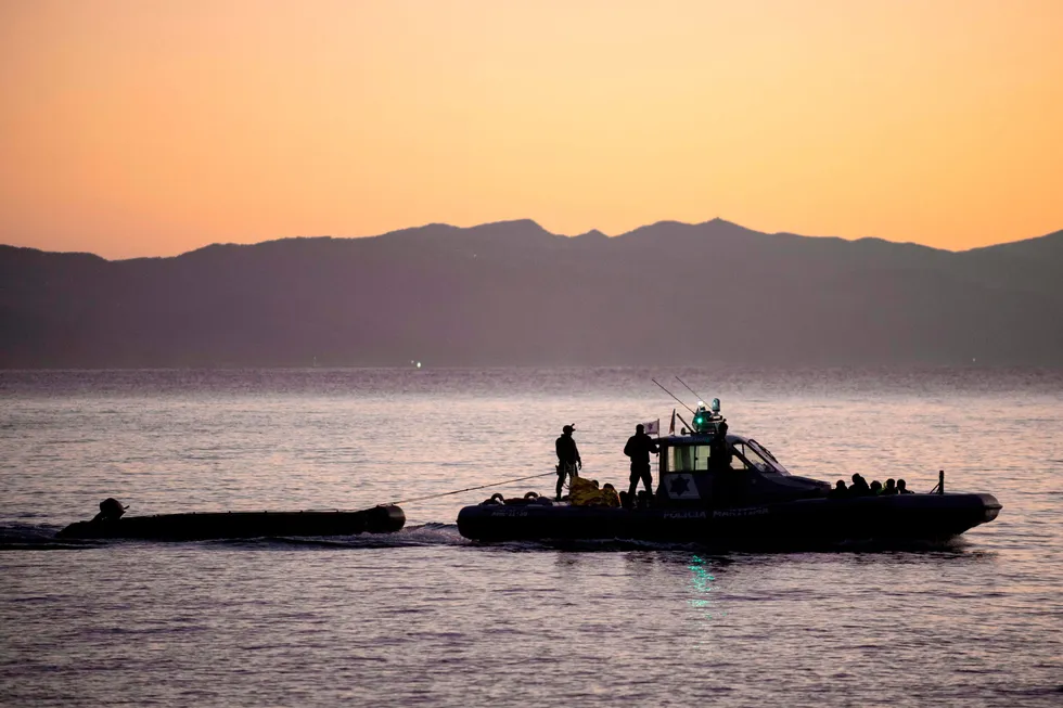 Patruljebåt fra Frontex sleper en migrantbåt inn til Lesbos i Hellas.
