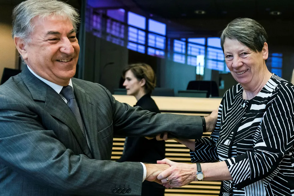 Tysklands miljøminister Barbara Hendricks sammen med EUs miljøkommissær Karmenu Vella. Foto: AP / Geert Vanden Wijngaert / NTB scanpix