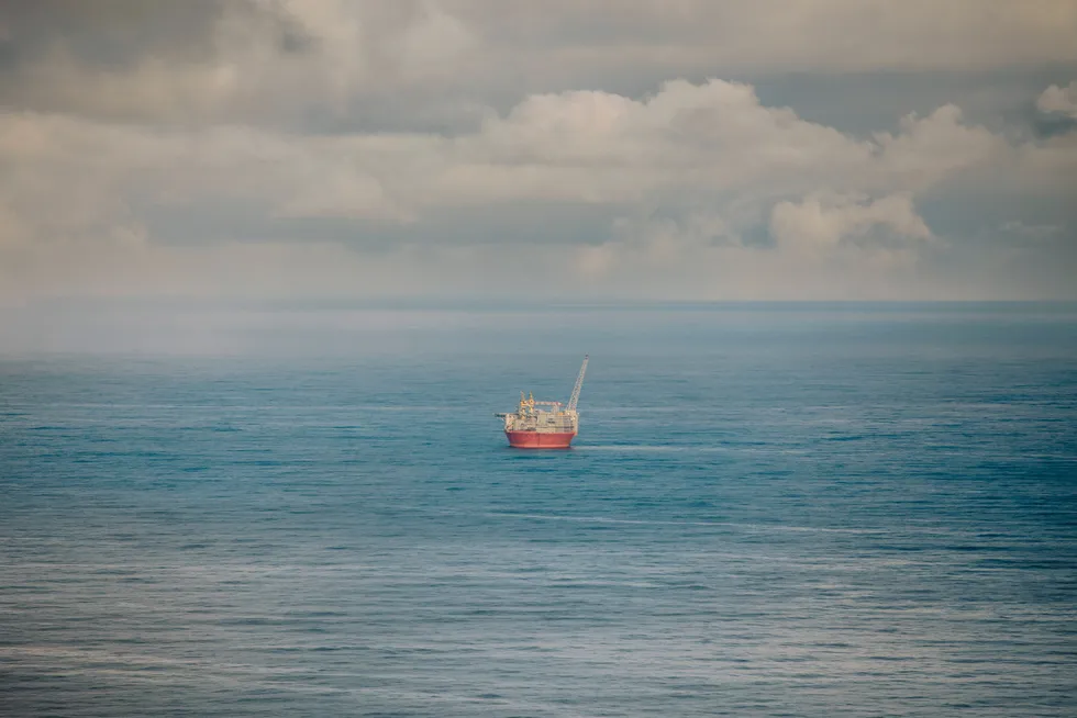 Goliat-plattformen, ganske ensom i Barentshavet. Goliat er et oljefelt, men har også gassressurser som foreløpig ikke har noen vei til markedet. Nå mener Oljedirektoratet at behovet for å utvikle nye eksportkapasitet fra området har økt.