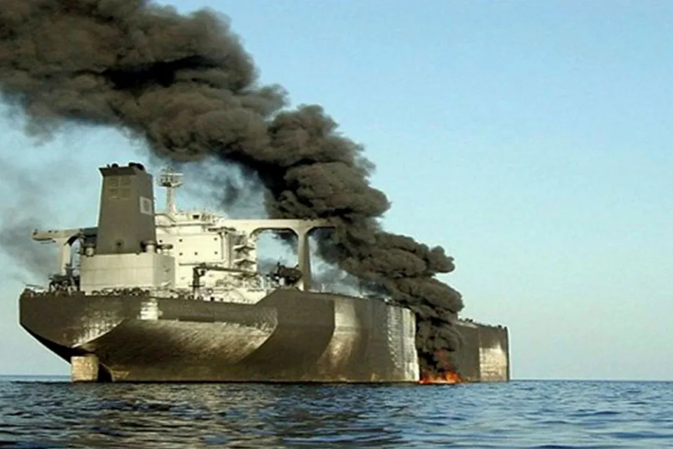 John Fredriksen supertanker «Front Altair» sto i brann i Omanbukta. Den Iranske nyhetskanalen Al-alam TV postet dette bildet på Twitter.