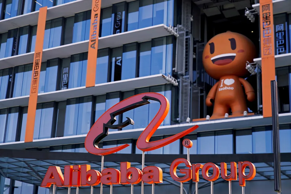 Kina har slått hardt ned på entreprenørdrevne selskaper de siste månedene. Alibaba ble ilagt den største boten i Kinas historie tidligere i år. Nå er det nye selskaper som vingeklippes. Aksjekursene stuper.