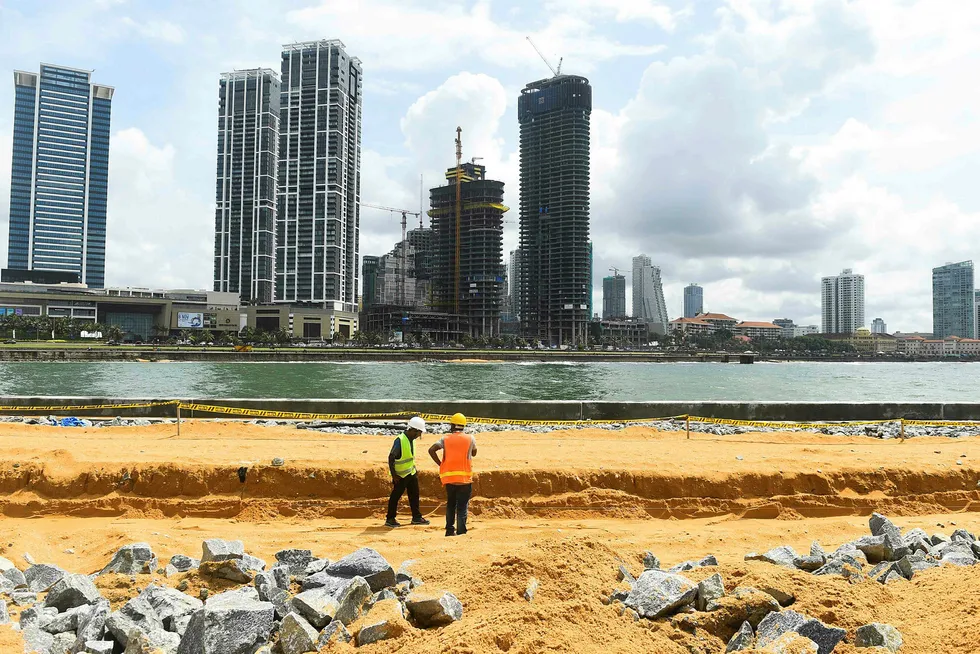 Kinesiske lån har finansiert Port City i Colombo på Sri Lanka. Da Sri Lanka ikke klarte å betjene gjelden til Kina overtok et kinesisk statskontrollert selskap en av de strategisk viktigste havnene i Det indiske hav.