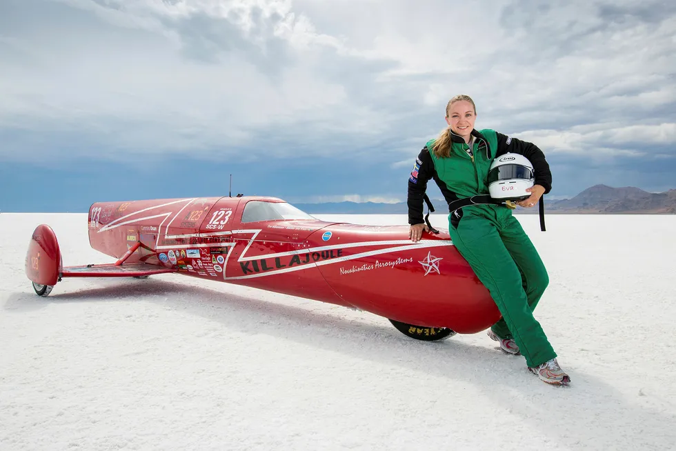 Selvbygd el-rakett. Eva Håkansson og motorsykkelen «KillaJoule» på saltsjøen Bonneville i Utah.