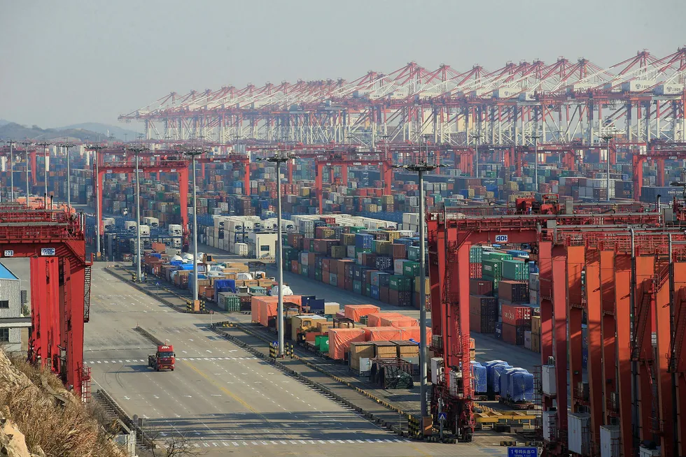 Aktiviteten i kinesisk industri stupte i februar, ifølge de siste PMI-indeksene. Blant annet har antall containere som venter på å bli fraktet økt voldsomt. Her illustrert ved et bilde fra havnen i Shanghai.
