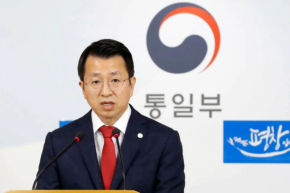Talsperson for det sørkoreanske gjenforeningsdepartementet Baek Tae-hyun beklager Nord-Koreas beslutning om å avlyse det kommende toppmøtet mellom de to landenes ledere. Foto: Lee Sang-hack/Yonhap via AP/NTB Scanpix