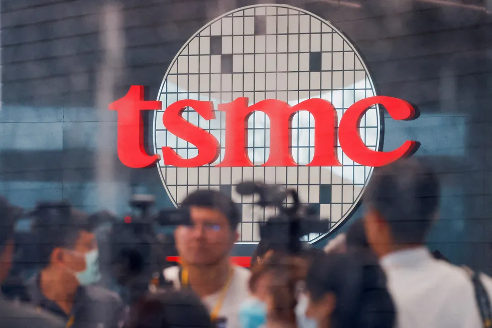 Taiwanske TSMC produserer de mest avanserte dataprosessorene for blant annet Nvidia og Apple. Nå kan det komme nye restriksjoner på bruk av amerikansk teknologi for leverandører av produksjonsutstyr til databrikkeindustrien og andre selskaper. Aksjekursene har falt kraftig.