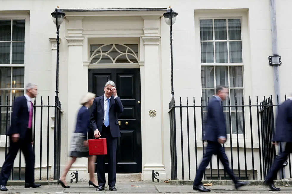 Britenes finansminister Philip Hammond klør seg i hodet utenfor Downing Street 11 i London mens han venter på regjeringskolleger for å presentere budsjettet. Foto: Daniel Leal-Olivas/AFP/NTB Scanpix