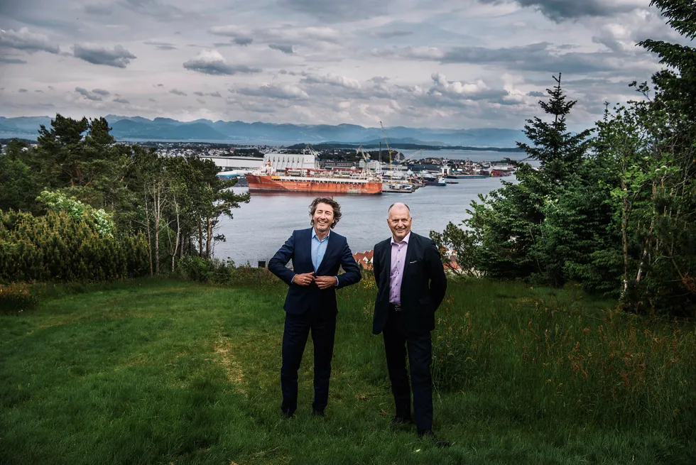 Walter Sognnes (til venstre) og Bjørn Inge Tønnesen starter oljeselskapet Edge Petroleum. Her er de på Tastaveden i Stavanger der de vokste opp sammen. Foto: Tommy Ellingsen