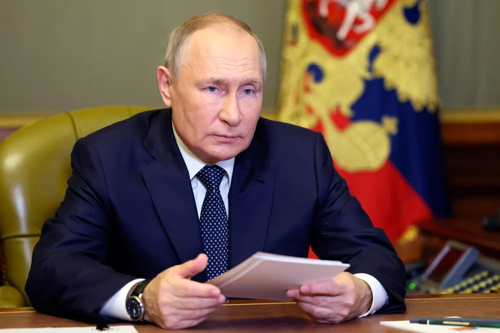 Russlands president Vladimir Putin holdt videokonferanse under et møte i det russiske sikkerhetsrådet mandag.