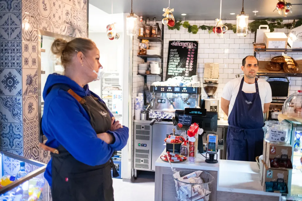 Siri Helen Winther, som driver Restaurant Winther på Aker Brygge, håper hun kan unngå å permittere ansatte over nyttår. Terick Bell-Lafkih bak ostedisken er heller ikke klar for en ny permitteringsrunde.