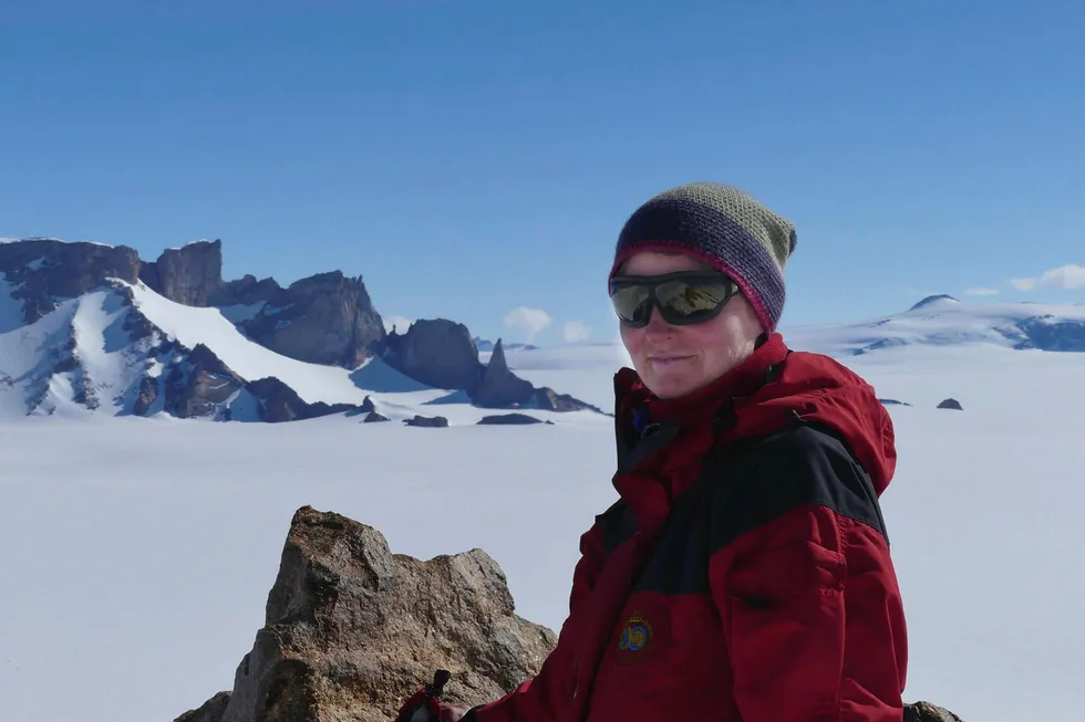 Med kurs mot toppen: 20 år etter, med fire barn hjemme, er debattskriveren tilbake på feltarbeid. Her i Antarktis. Foto: Privat