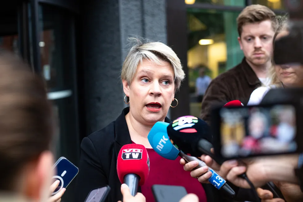Arbeids- og inkluderingsminister Marte Mjøs Persen (Ap) varsler tvungen lønnsnemnd i flyteknikerkonflikten.