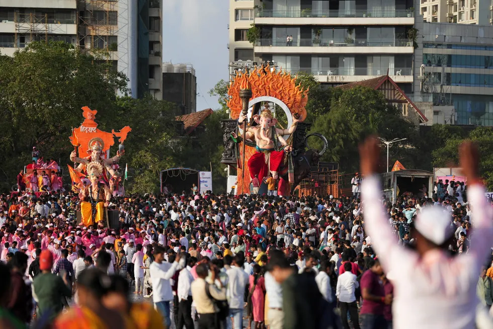 Det er høy aktivitet i den indiske økonomien. Det ventes å fortsette med en vekst på syv prosent i 2024 og 2025. Her fra Ganesh Chaturthi-festivalen i Mumbai, hvor Hindu-guden Ganesh, som representerer velstand, ble feiret.