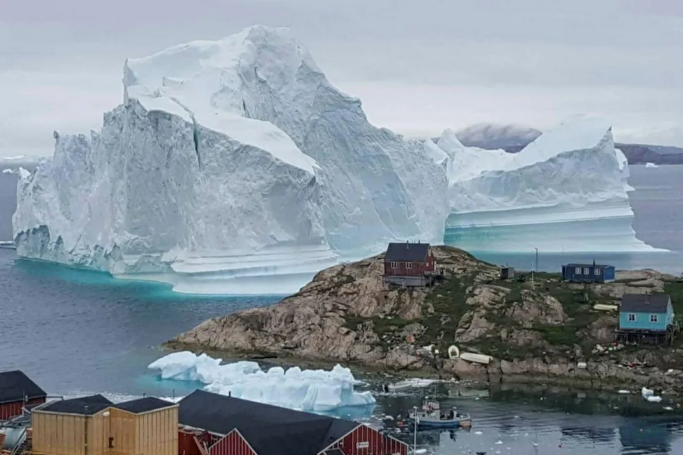 Issmeltingen fra Grønland fortsetter å øke kraftig, ifølge en ny studie. På bildet flyter et stort isfjell ved Innaarsuit i fjor sommer.
