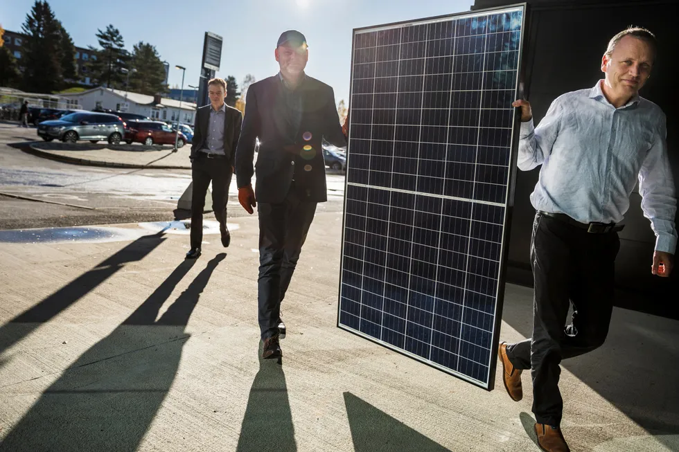 Øyvind Rohn, Børge Bjørneklett og Arnt Emil Ingulstad (foran). Ingulstad solgte onsdag nær halvparten av egne aksjer i selskapet. Solkraftselskapet Ocean Sun produserer en teknologi for flytende solenergi.