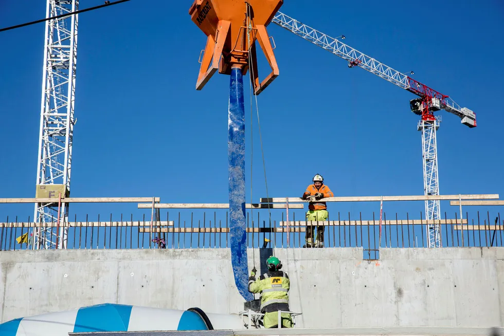 SSB venter at veksten i norsk økonomi tar seg ytterligere opp i år og neste år. Bildet er fra en byggeplass i Oslo tidligere i år. Illustrasjonsfoto: Fredrik Bjerknes
