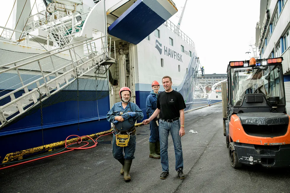Lerøy-tråleren «Gadus Njord» losser ved kai i Tromsø. Skipper Ove Brennskag med Trålbas Otto Stein Eriksson (til venstre) og fisker Kenneth Daae i bakgrunnen.