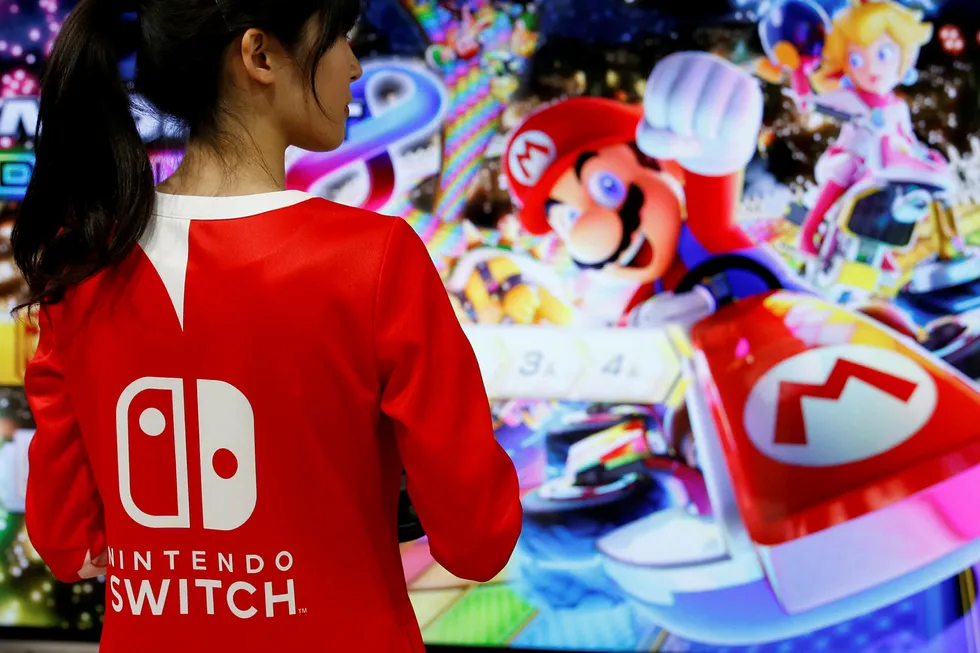Nintendo vil bruke et sjansespill til å få spillerne til å bruke ekte penger i sitt nyeste mobilspill Fire Emblem Heroes. Her fra lanseringen av Nintendos nye spillkonsoll Switch. Foto: NTB Scanpix/REUTERS/Kim Kyung-Hoon