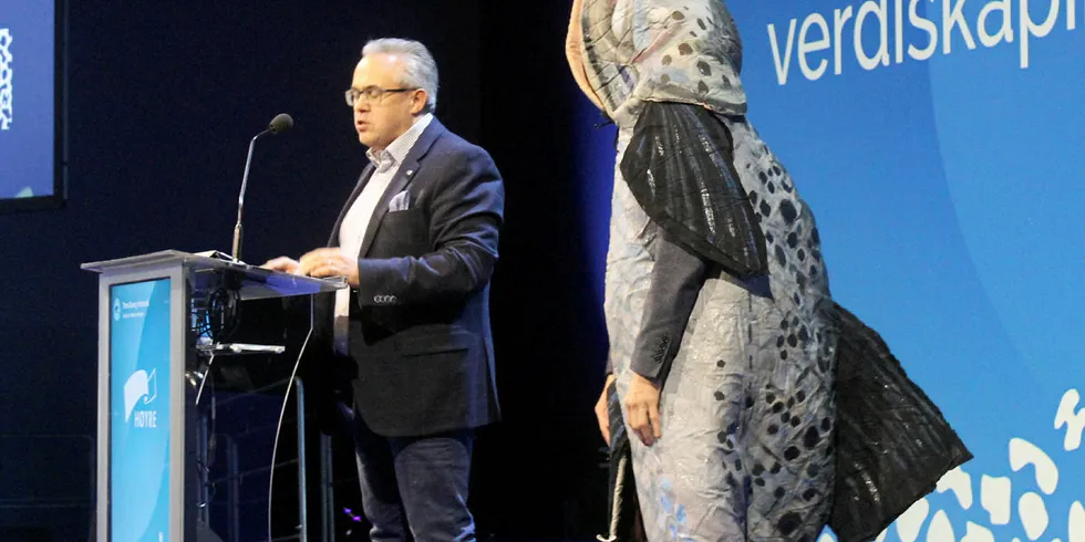 Tom Georg Indrevik, leder av Vestland Høgre, holdt et flammende innlegg mot lakseskatt. Med seg på scenen hadde han med seg hovedpersonen selv.