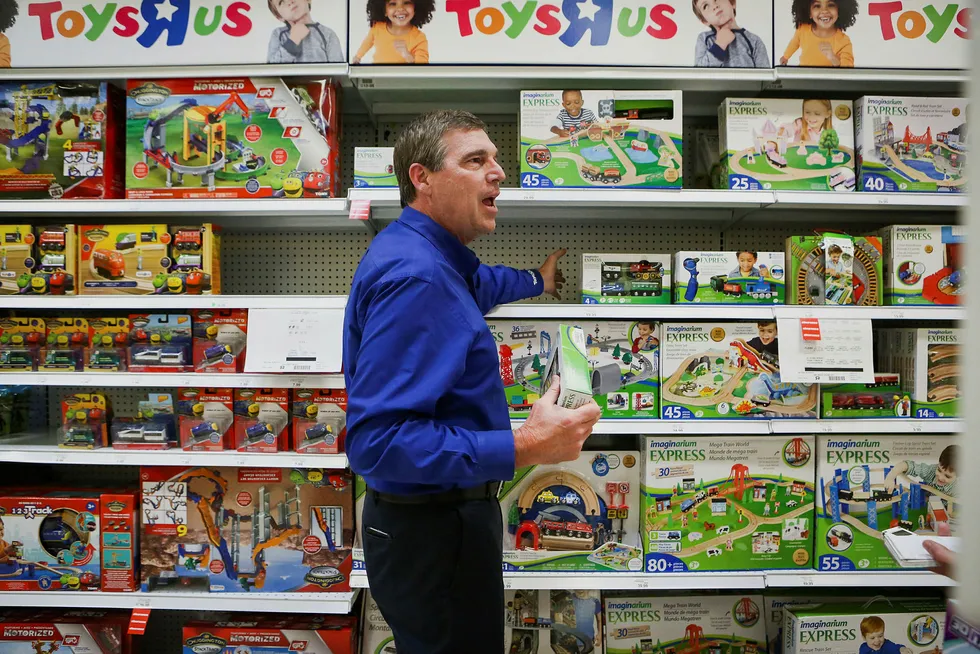 Administrerende direktør Dave Brandon i Toys R Us har lang fartstid som sjef for store amerikanske selskaper. Nå tar han leketøysforretningen igjennom store restruktureringer. Foto: Christopher Goodney/Bloomberg