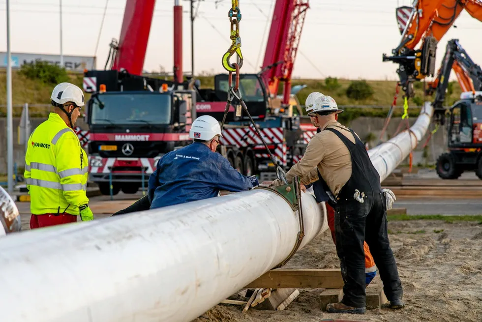 Gasunie contractors laying hydrogen pipelines in Maasvlakte.