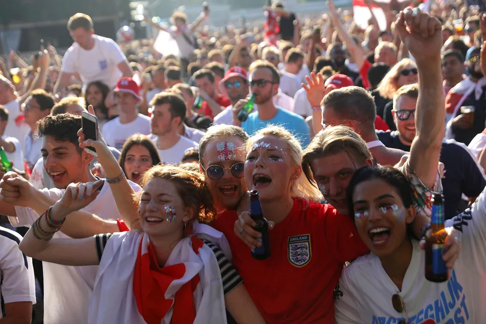 Glade briter brukte mer penger i sommer, ikke minst under fotball-VM, noe som bidro til å sette fart på økonomien i juli. Bildet viser engelske fotballfans i Hyde Park i London.