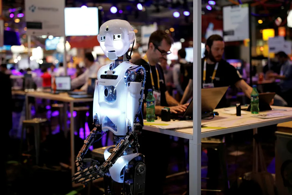Nyere HRI forskning viser at vi bruker mye av den samme tenkning og strategi mot roboter som mot mennesker. Vi er villige til å gi roboten en sjanse, men vi mister raskt tilliten til den hvis den svikter oss. Foto: Benoit Tessier/Reuters/NTB Scanpix
