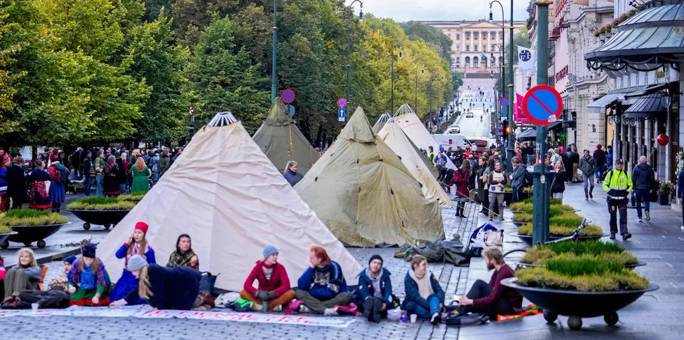 Fosen-aksjonister demonstrerer med å sette opp lavvoer utenfor Stortinget.