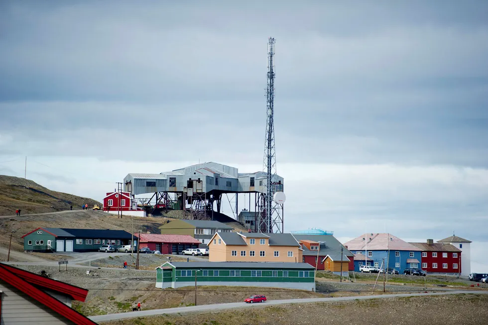 I de siste månedene har det vært noen saker der sammenhengen mellom sikkerhet og investeringer har kommet opp, for eksempel knyttet til kjøp av eiendom på Svalbard. Her fra Longyearbyen. Foto: Jon Olav Nesvold/NTB Scanpix