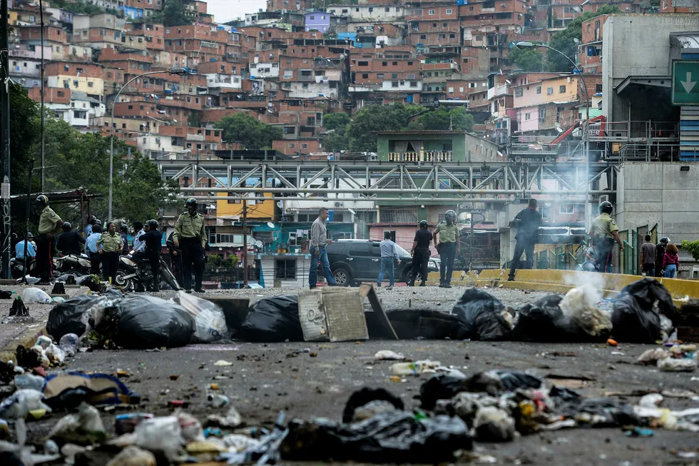 Opptøyene fortsetter i Venezuela, blant annet i forma av provisoriske sperringer i gatene i hovedstaden Caracas. View of a street blocked with garbage bags Foto: Federico Parra/AFP photo/NTB scanpix