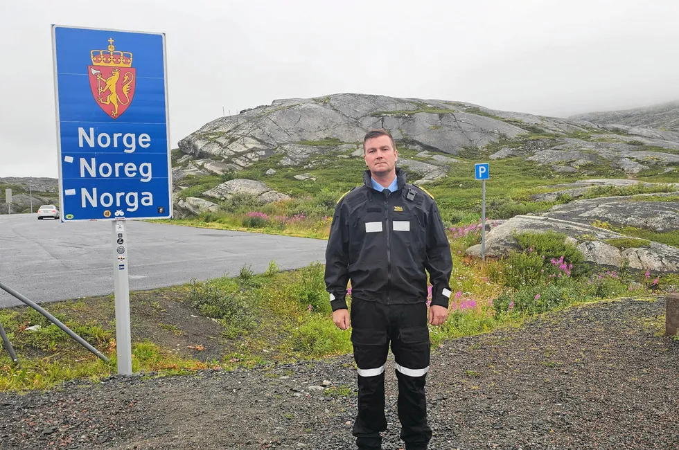 Seksjonssjef Reidar Krogstad på Bjørnfjell tollstasjon i Narvik forteller at trafikken mer enn dobles på sommeren. I døgnet har de rundt 2500 kjøretøy som passerer grensa.