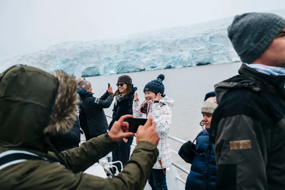 Reiseliv og andre konkurranseutsatte tjenestenæringer kan tas inn i frontfagsmodellen, skriver Arild H. Steen. Bildet viser turister på Svalbard-tur.