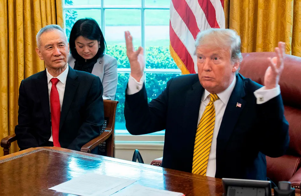 President Donald Trump (til høyre) spiller et høyt spill i handelskonflikten med Kina. Til venstre Kinas hovedforhandler Liu He.