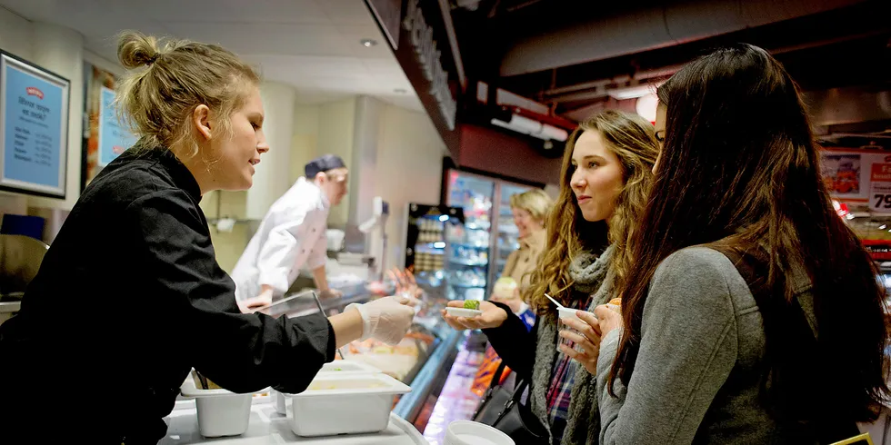 Salg av sushi i butikk har økt. Ekspeditør Andrea Dokken (i butikken Lille Asia i Oslo) serverer Karoline Tveit og Amanda Myhren. Arkivfoto: Mikaela Berg