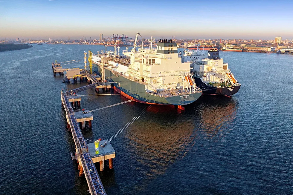 In action: Hoegh LNG’s Independence FSRU receives a cool-down cargo from the Golar Seal.