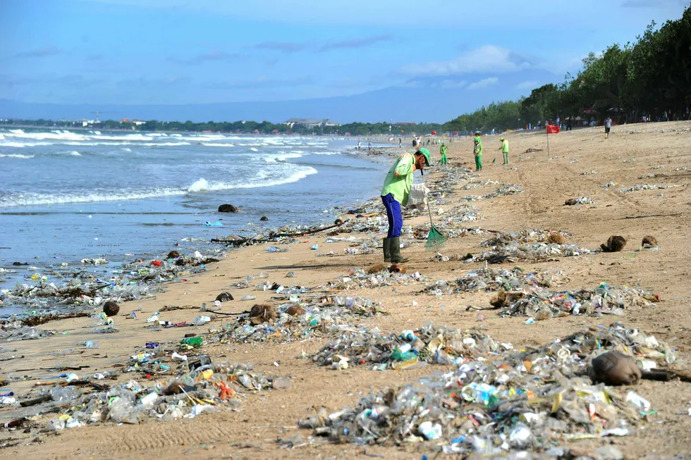 Søppelplukkere på øya Kuta. Bildet ble tatt 19 desember. Foto: SONNY TUMBELAKA/AFP PHOTO / NTB Scanpix