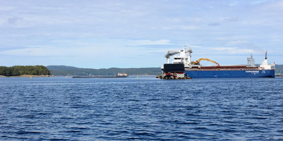 En av fôrfrakterne til Fjordfrende, som frakter fôr for Skretting og Cargill. Her fra Lerøy sin lokalitet Kjørvikgrunn i Heim kommune i Trøndelag.