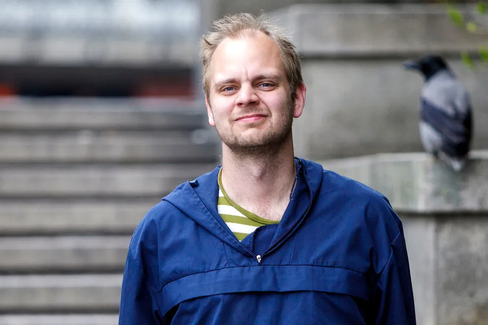 Rødts stortingskandidat fra Rogaland Mimir Kristjansson mener Unge Høyres forslag gjør trygdedes liv ulevelig.