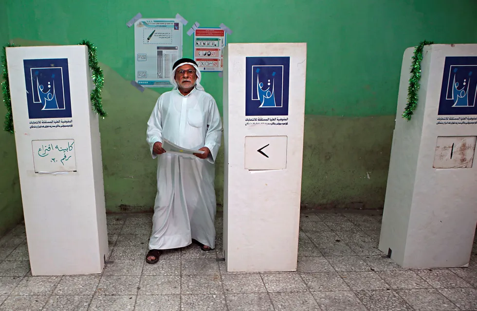 En mann gjør seg klar til å stemme i Basra sørøst i landet. Foto: Nabil al-Jurani / AP / NTB scanpix