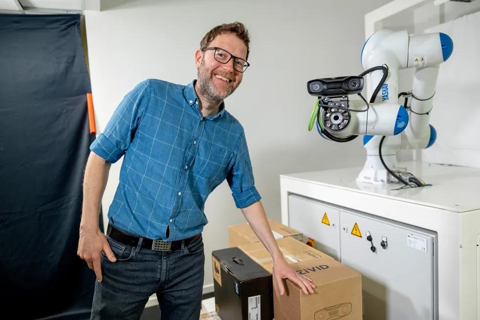 Gründer og teknologidirektør Henrik Schumann-Olsen sammen med kameraet som fungerer som robotens øyne.