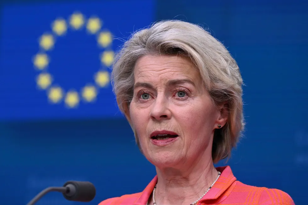 Det kan bli hårfin margin når Europaparlamentet torsdag stemmer over gjenvalg av Ursula von der Leyen som president i Europakommisjonen.