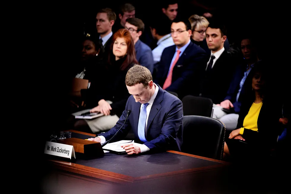 Selv om Facebook-sjef Mark Zuckerberg ble grillet i Senatet, vil amerikanske myndigheter sannsynligvis godta hans løfter om bot og bedring og la industrien fortsette å regulere seg selv. Foto: Jim Watson/AFP/NTB Scanpix