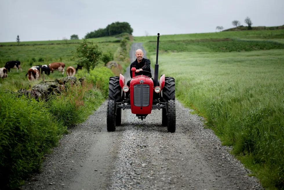 Bjørn Rygg durer over gamle tomter på en av sine klassiske Massey Ferguson-traktorer. Traktorverkstedet han startet som 21-åring var utgangspunktet for det omfattende konsernet BR Industrier.