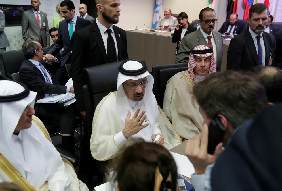 Saudi-Arabias oljeminister Khalid al-Falih informerer journalister på Opec-møtet i Wien at oljeproduksjonen økes. Foto: HEINZ-PETER BADER/Reuters/NTB Scanpix