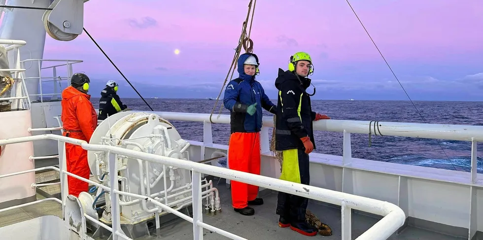 Det er stor aktivitet på kolmula for tiden. Her er et ferskt bilde «Smaragd» vest av Irland. I hvit hjelm er lærling Kevin Blålid. I gul hjelm fisker Henrik Sandvik.