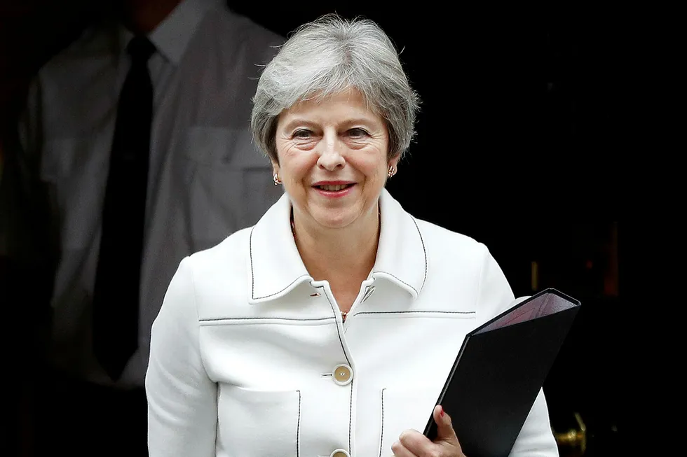 Storbritannias statsminister Theresa May forlater 10 Downing Street i London for å holde en tale i Parlamentet om tilstanden i britenes brexit forhandlinger.