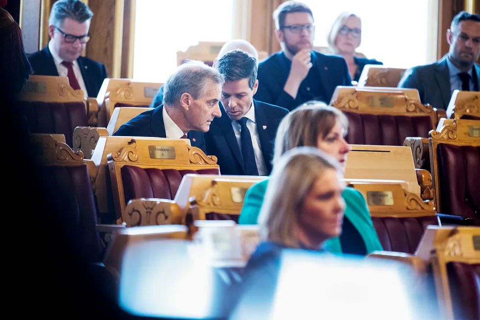 Hvordan blir Norge hvis partiene med sterkest bånd til interesseorganisasjoner skal styre oss? Her er Jonas Gahr Støre og Knut Arild Hareide på Stortinget.