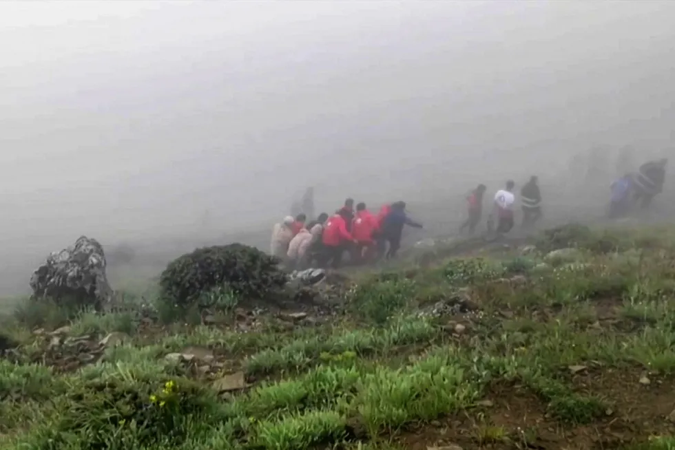 Iranske Røde Halvmåne, som svarer til Røde Kors, har frigitt bilder fra ulykkesstedet i fjellene nordvest i Iran. President Ebrahim Raisi ble erklært død mandag 20. mai.
