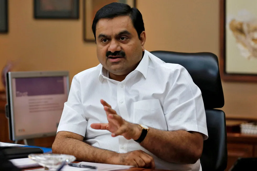 Den indiske dollarmilliardæren Gautam Adani er under nytt press. Shortselgeren Hindenburg Research har kommet med nye beskyldninger – denne gang rettet mot koblinger mellom styreformannen i det indiske børstilsynet ig Adani Group.